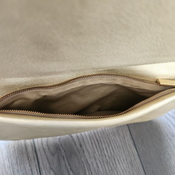 Tory Burch Reva Gold Clutch with detachable
chain - Picture 4 of 8